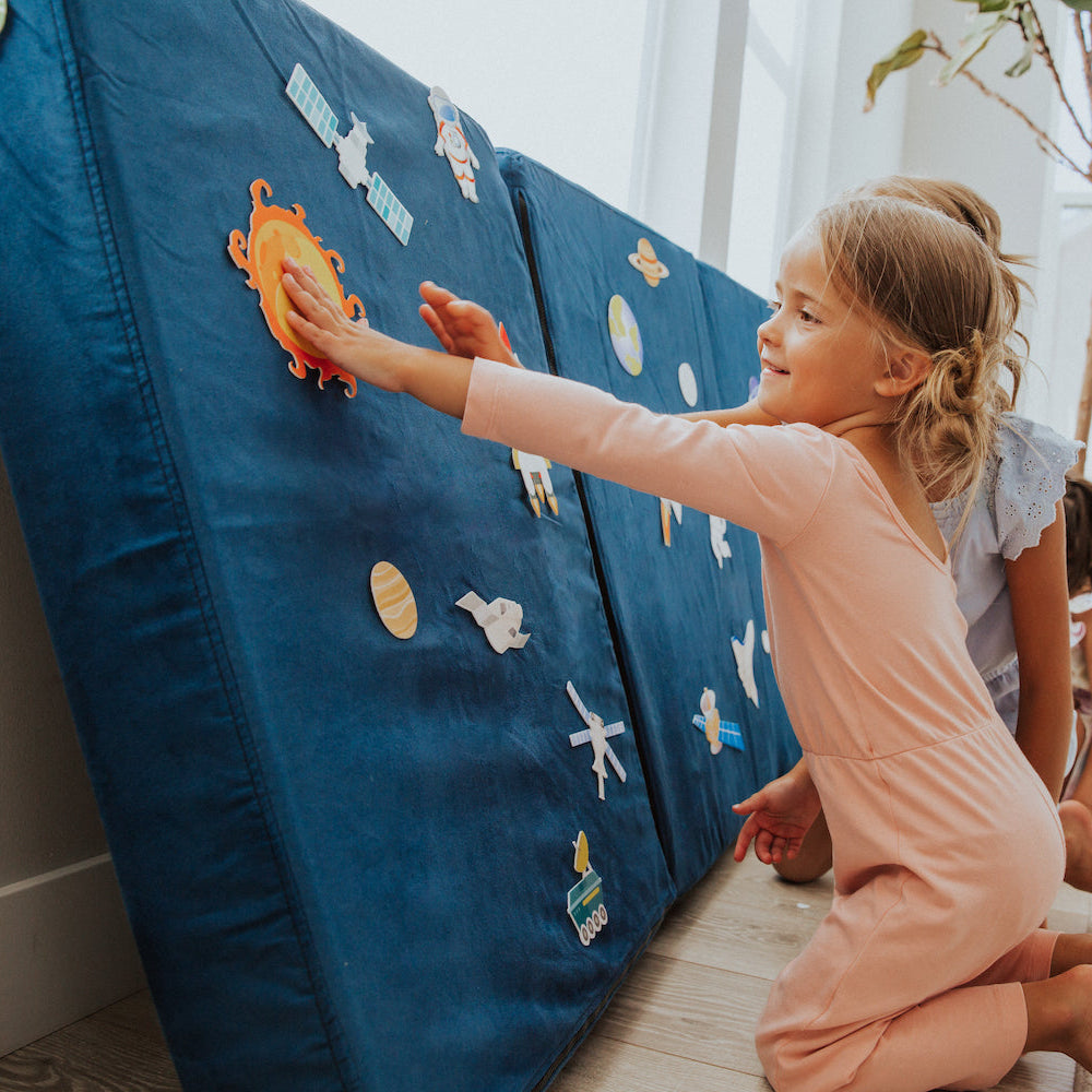 Kids playing with their LeoMat by applying the Space Felt Pack
